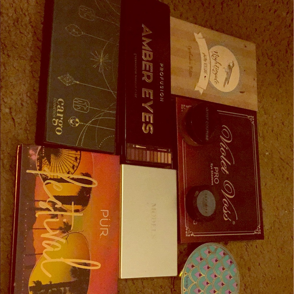 Eye shadow pallets